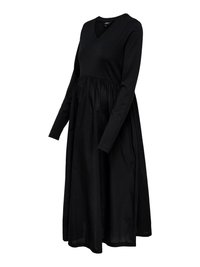 Czarna, długa sukienka ciążowa z długim rękawem, dekoltem w serek, marszczoną talią i lejącą się spódnicą. Gładka tekstura o prostym, eleganckim designie.