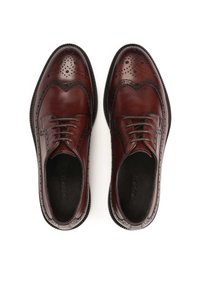 Brogues en cuir marron avec des perforations décoratives et un design en forme de doigt de sorcier. Présentent un système de laçage à l'avant et une semelle texturée pour une meilleure accroche.
