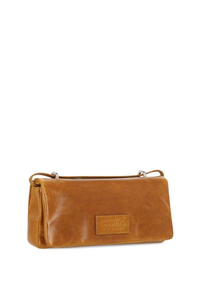 Borsa a busta in pelle marrone chiaro con un design minimalista, forma rettangolare, texture sottile e un piccolo logo impresso sul fronte.
