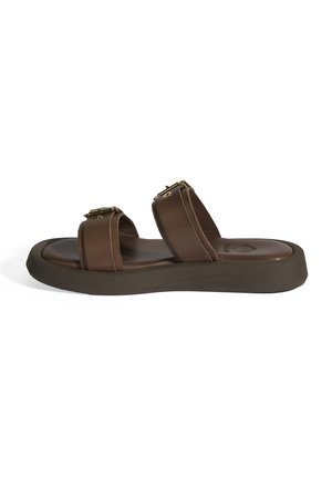 Braune Riemchensandalen mit zwei breiten Riemen und goldfarbener Hardware. Dicke, strukturierte Gummisohle mit einer glatten Innensohle.