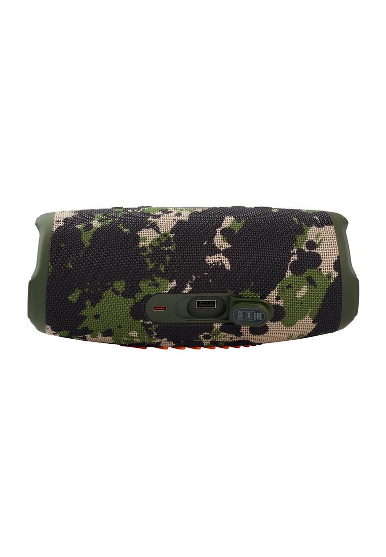 Haut-parleur Bluetooth portable avec un tissu en camouflage vert et noir, montrant le port de chargement USB et le voyant d'indication de puissance.