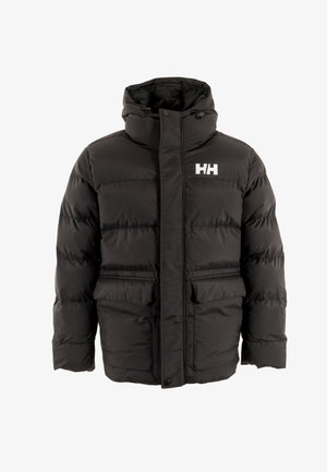 Černá péřová bunda s vysokým límcem, zapínáním na zip a dvěma předními kapsami. Na levé straně hrudi se nachází bílé logo. Hladký povrch.