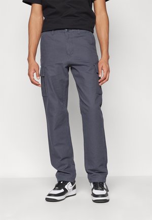 Pantalons cargo gris foncé, en coton avec une coupe droite, dotés de deux poches latérales et de détails de couture subtils.