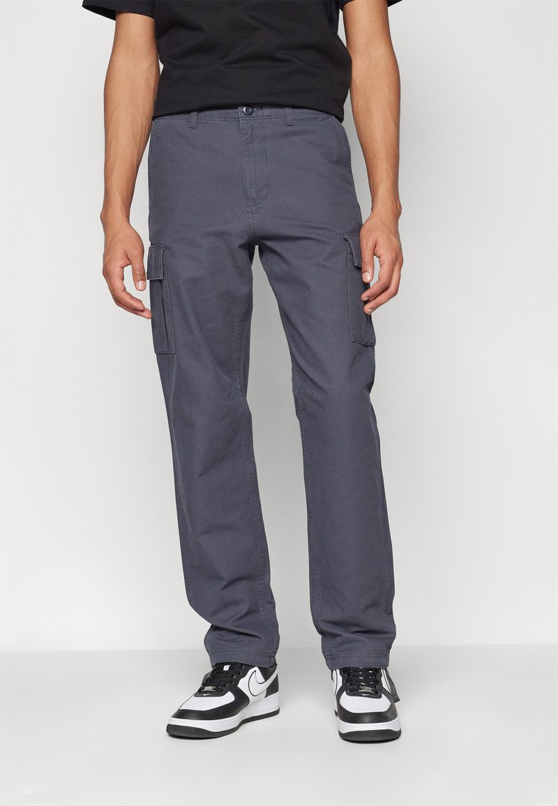 Pantalons cargo gris foncé, en coton avec une coupe droite, dotés de deux poches latérales et de détails de couture subtils.