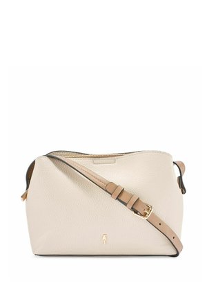 Beżowa torebka listonoszka z fakturowanej skóry z regulowanym paskiem, złotą klamrą, zamkiem błyskawicznym i małym złotym logo na środku przedniej strony.