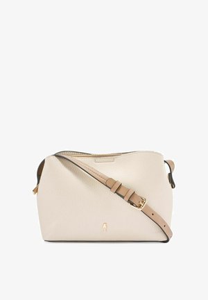 Beżowa torebka listonoszka z fakturowanej skóry z regulowanym paskiem, złotą klamrą, zamkiem błyskawicznym i małym złotym logo na środku przedniej strony.