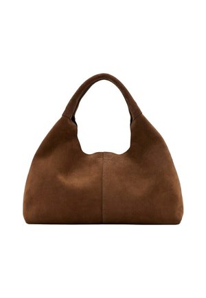 Bolso hobo de ante marrón con un asa ancha y redondeada y una forma suave y caída sobre un fondo blanco.