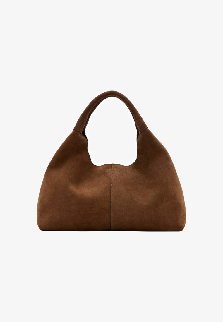 Geantă hobo din piele întoarsă maro, cu o mâner larg, rotund și o formă moale și lejeră, pe un fundal alb.