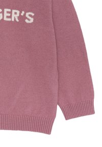 Maglione rosa lavorato a maglia con orlo e polsini a coste, con testo bianco che recita "BLOOMER'S" sulla parte anteriore. Tessuto morbido, vestibilità comoda.