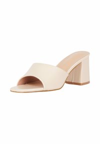 Sandal con tacco a blocco aperto beige, dotata di una larga fascia sul davanti e una superficie liscia e lucida. Tacco quadrato e spesso per maggiore supporto.