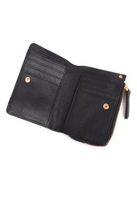 Portefeuille en cuir noir avec fermeture à zip, comportant plusieurs emplacements pour cartes, une poche à pression et des accents en métal doré. Texture lisse.