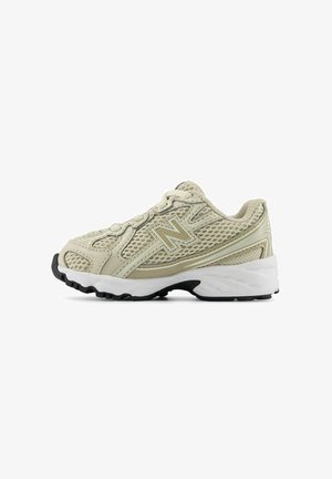 Chaussure de course New Balance en mesh beige et synthétique avec semelle blanche amortie et semelle extérieure noire, vue de profil sur fond blanc.