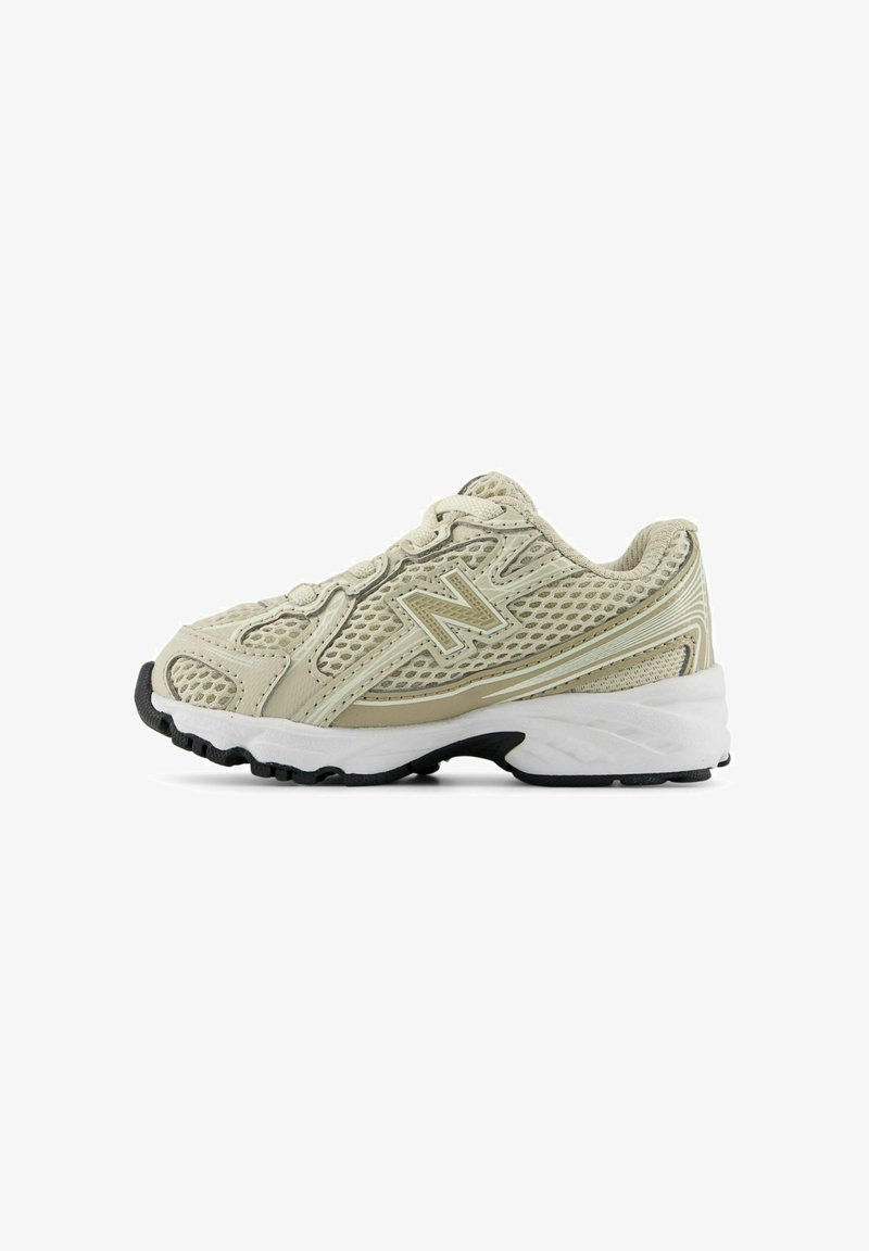 Chaussure de course New Balance en mesh beige et synthétique avec semelle blanche amortie et semelle extérieure noire, vue de profil sur fond blanc.
