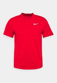 Punainen Nike-t-paita, jossa on lyhyet hihat, v-pääntie ja valkoinen Nike-logo vasemmassa rinnassa. Valmistettu sileästä, kevyestä materiaalista.