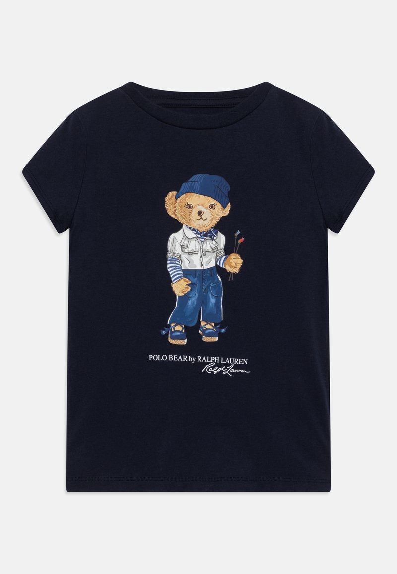 Námorně modré bavlněné tričko s podrobnou ilustrací medvěda v volnočasovém oblečení, který drží golfové hole, a s nápisem "Polo Bear by Ralph Lauren" pod obrázkem.