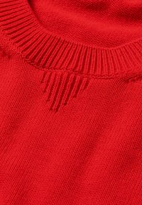 Roter gestrickter Pullover mit einem gerippten Rundhalsausschnitt. Die Textur ist glatt und weist vertikale Rippenelemente in der Nähe des Ausschnitts auf.