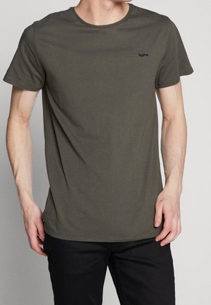 Oliven grøn kortærmet t-shirt lavet af blød bomuld, med en rund hals og et lille sort logo øverst til venstre.