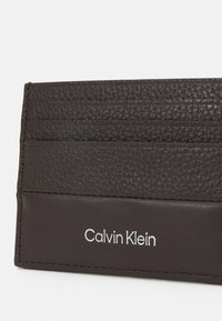 Calvin Klein SUBTLE MIX CARDHOLDER UNISEX - Portofel - java brown pebble and smooth