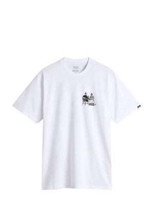Camiseta de algodón blanca con un estampado gráfico de dos figuras sentadas en negro. Cuello redondo, mangas cortas, con un logo de Vans en la parte inferior.