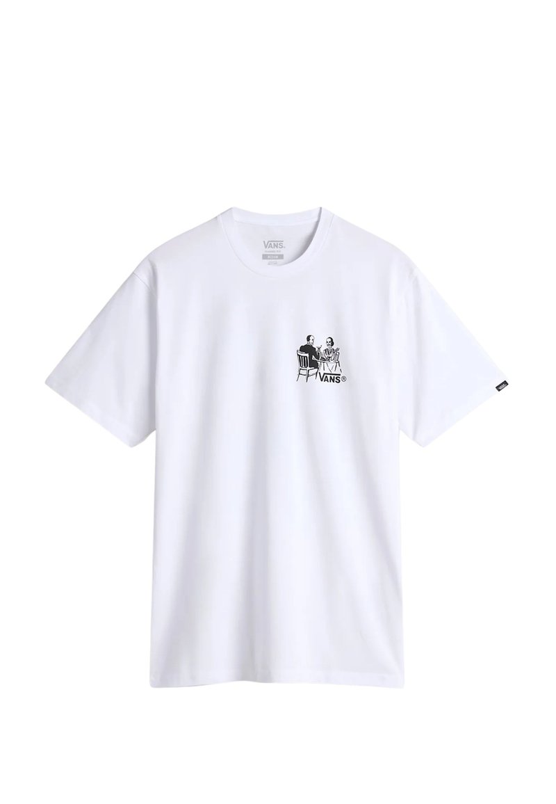 Camiseta de algodón blanca con un estampado gráfico de dos figuras sentadas en negro. Cuello redondo, mangas cortas, con un logo de Vans en la parte inferior.