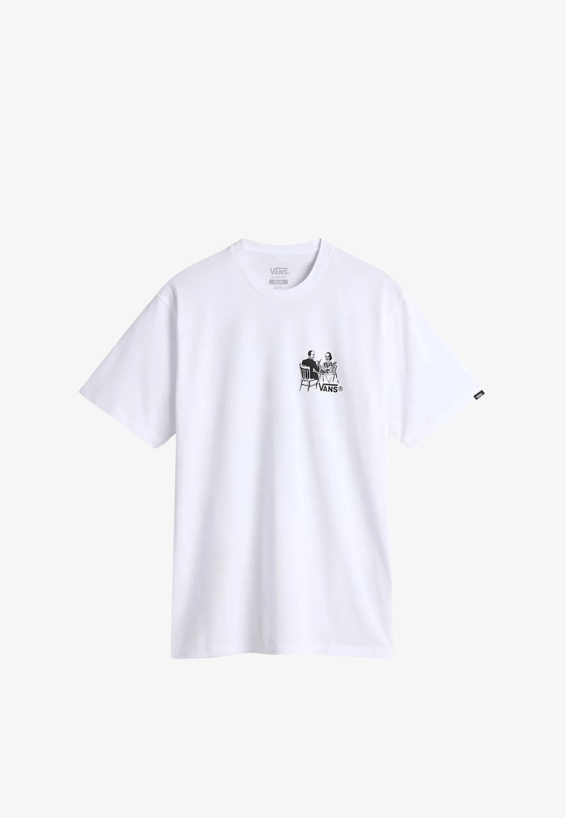 Camiseta de algodón blanca con un estampado gráfico de dos figuras sentadas en negro. Cuello redondo, mangas cortas, con un logo de Vans en la parte inferior.
