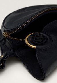 Massimo Dutti Vyölaukku - black
