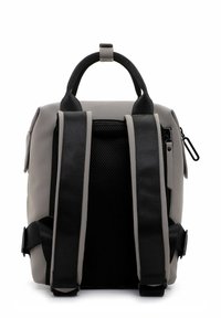 Grau wasserdichter Rucksack mit robusten schwarzen Riemen, einem gepolsterten Griff und einem Netz-Rückenpaneel. Verfügt über eine seitliche Reißverschlusstasche und ein elegantes Design.