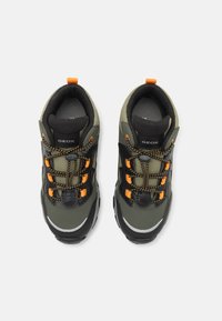 Geox MAGNETAR - Chaussures premiers pas - dark green/light orange