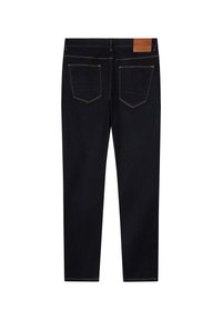 Jeans de mezclilla azul oscuro con corte recto, dos bolsillos traseros y una etiqueta de cuero marrón en la cinturilla. Detalle de costura en contraste visible.