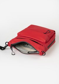 Borsa a spalla rossa in tessuto con scomparto con zip. Presenta parti metalliche nere, un interno testurizzato e tasche esterne per ulteriore spazio di archiviazione.