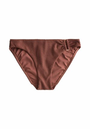 Fundul de bikini maro texturat, cu o parte laterală fronsată și un detaliu subtil cu o cataramă metalică rectangulară pe șoldul drept.
