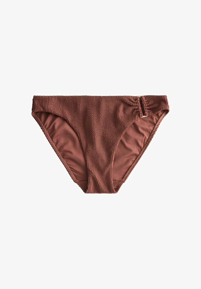 Bas de bikini marron texturé avec un côté froncé et un détail subtil de boucle rectangulaire en métal sur la hanche droite.
