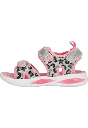 Ungdomssandaler med en pink og sølvfarvet farveskala. Har leopardmønstret stropper, velcro-lukninger og en polstret pink sål.