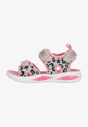 Sandales pour jeunes avec une combinaison de couleurs rose et argent. Elles sont dotées de sangles à imprimé léopard, de fermetures en Velcro et d'une semelle rembourrée rose.