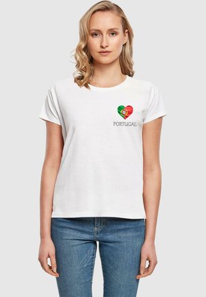 Hvit bomull t-skjorte med et hjerteformet design med det portugisiske flagget og ordet "PORTUGAL" i grått under. Korte ermer.
