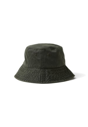 Sombrero tipo bucket de algodón verde oscuro con ala cosida y dos ojales de ventilación en el lateral, mostrado sobre fondo blanco.
