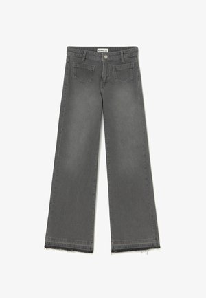 Jeans gris de pierna ancha hechos de denim, con un dobladillo sin terminar, diseño de cinco bolsillos y cierre frontal de botón.