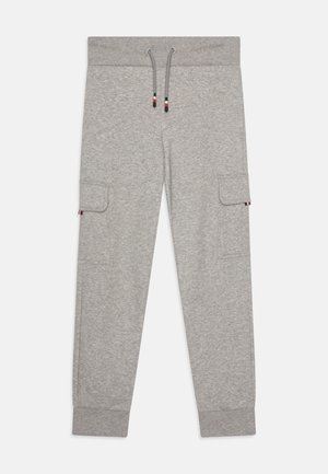 Lysegrå joggingbukser med snøre i taljen, ribbede manchetter og lommer med klap på begge sider.