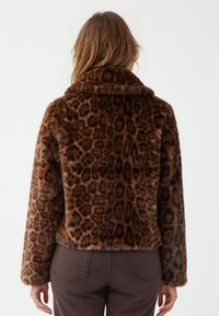 Kurtka z futra syntetycznego w leopardzi wzór, o miękkiej teksturze, w kolorach brązowym i czarnym, z kołnierzem i długimi rękawami, cięta lekko powyżej talii.