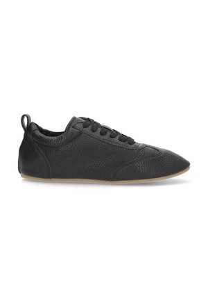 Zapatillas de cuero negro con una parte superior texturizada, punta redondeada, diseño de cordones y una suela de goma suave en tono marrón claro. Incluye una lengüeta trasera.