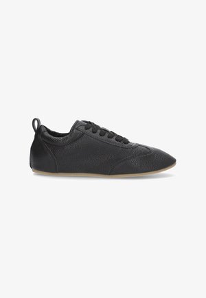 Zapatillas de cuero negro con una parte superior texturizada, punta redondeada, diseño de cordones y una suela de goma suave en tono marrón claro. Incluye una lengüeta trasera.