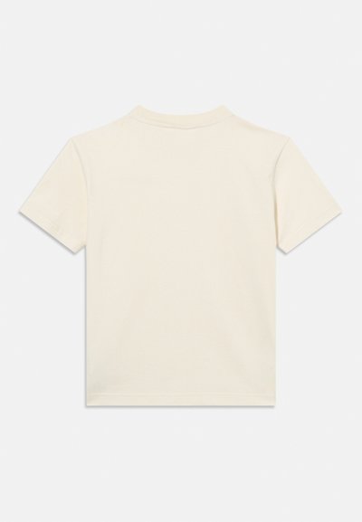 Απλό κρεμ χρώματος κοντομάνικο T-shirt απλωμένο, δείχνοντας την πίσω πλευρά με στρογγυλή λαιμόκοψη και χωρίς εμφανή λογότυπα ή σχέδια.