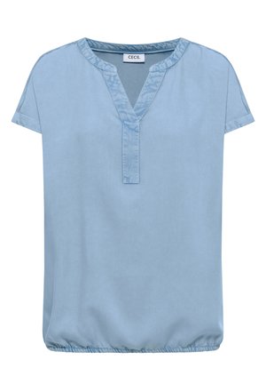 Blouse bleu clair à manches courtes avec ourlet élastique, encolure en V et détail subtil au col.