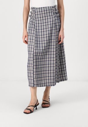 Gonna midi a quadri in blu navy e crema con design plissé, dotata di fibbie laterali e una texture liscia. Abbinata a tacchi neri a strappo.