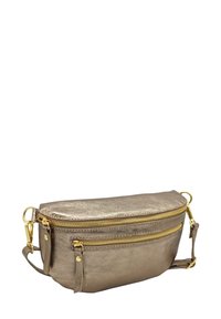 Sac doré métallique avec compartiments à double fermeture éclair, surface texturée et quincaillerie dorée. Dispose d'une bandoulière détachable pour plus de polyvalence.