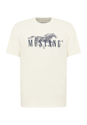 Kremowy T-shirt z krótkim rękawem z ciemnoniebieską grafiką galopującego konia i napisem „MUSTANG” na środku przodu.