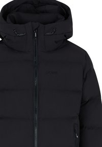 Giacca a vento nera con colletto alto, chiusura con zip e cappuccio regolabile con cordino. Texture liscia con pannelli cuciti e logo.