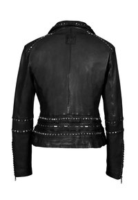 Veste en cuir noire avec une coupe ajustée, des accents cloutés sur les épaules et la taille, et des poignets zippés. Texture lisse sur toute la surface.