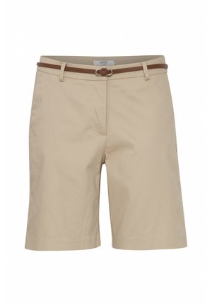Shorts en coton beige avec une coupe droite, dotés d'une ceinture en cuir marron avec une boucle en argent et de deux poches latérales.