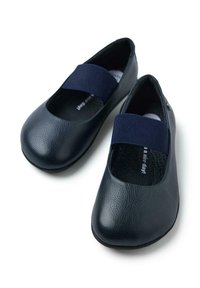 Bailarinas de charol azul marino oscuro, hechas de cuero texturizado, con una amplia banda elástica sobre el empeine y una puntera redondeada. Diseño sin cierres.